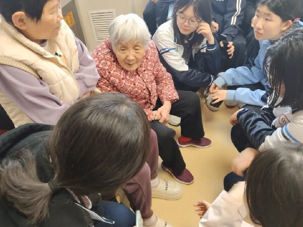 开云（中国）服装专业师生开展“学雷锋、献爱心，尊老敬老送温暖”志愿服务活动